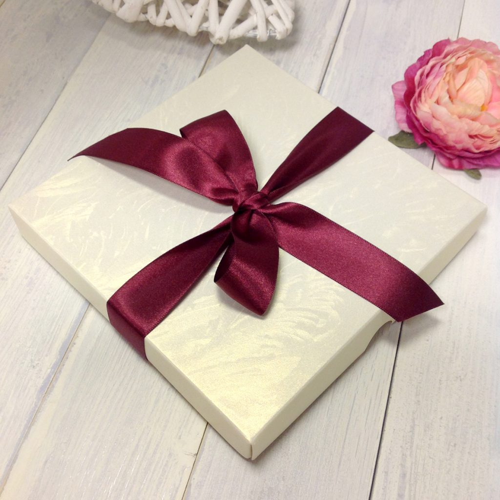 5 Gifts To Send With Your Wedding Card | HerZindagi